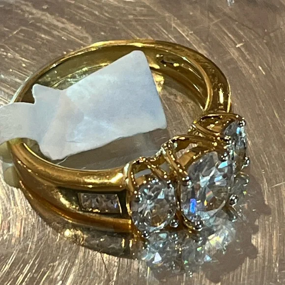 Leave Your Diamonds in the Vault Box Large 3 Stone Engagement Canadian Ring - Picture 7 of 9